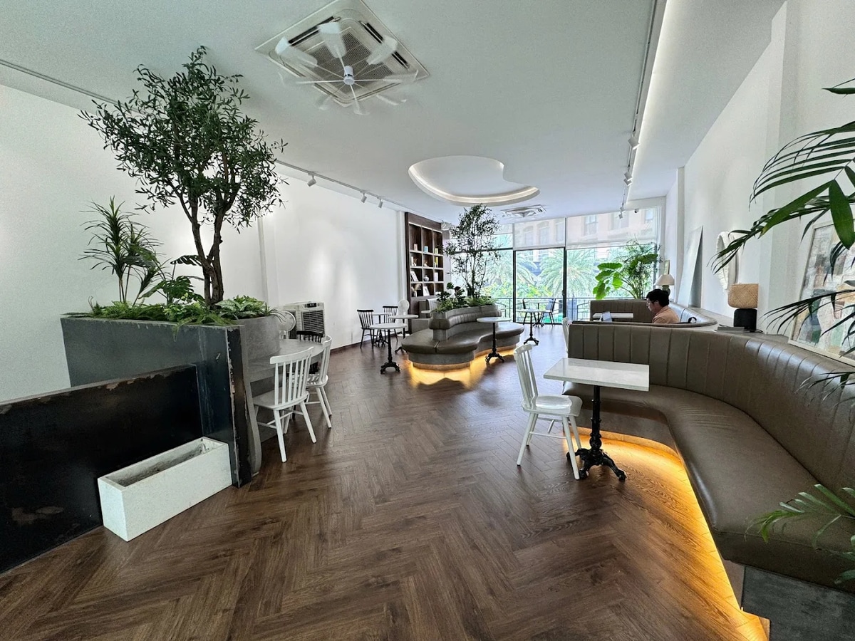 Wauhaus Coffee mang đậm tinh thần Bauhaus hiện đại, với kiến trúc hình khối mạnh mẽ, tone màu trung tính và góc chill đầy chất nghệ